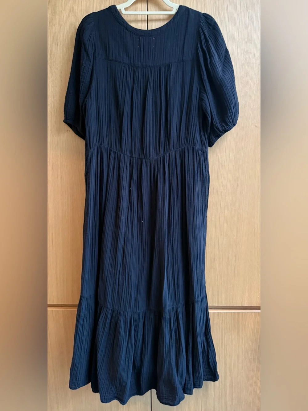 XiRENA Black Tiered V-Neck Puff-Sleeve Midi Dress, size L - Picture 7 of 12